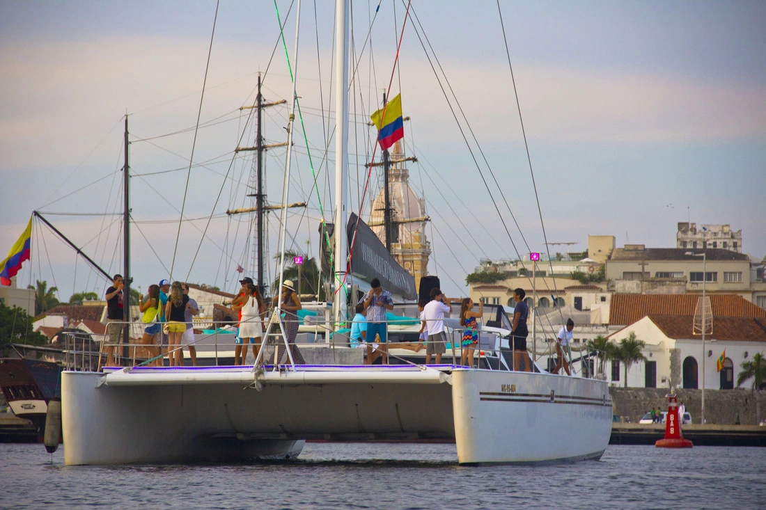 7. Catamaran Maxicat renta de catamaranes cartagena colombia